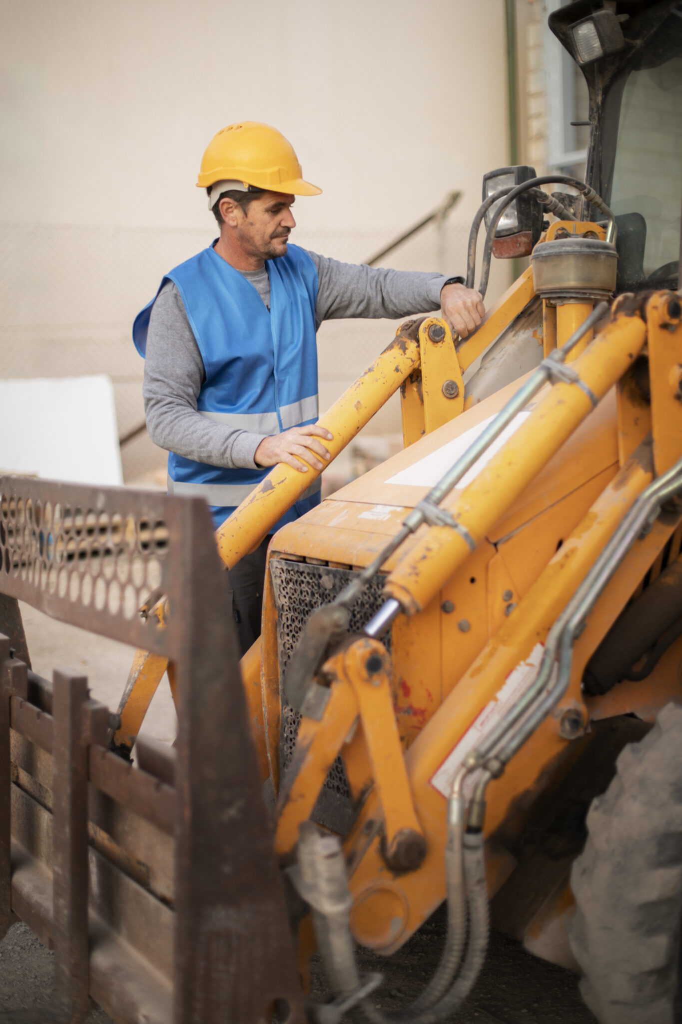 hombre usando una excavadora para cavar la luz del dia
