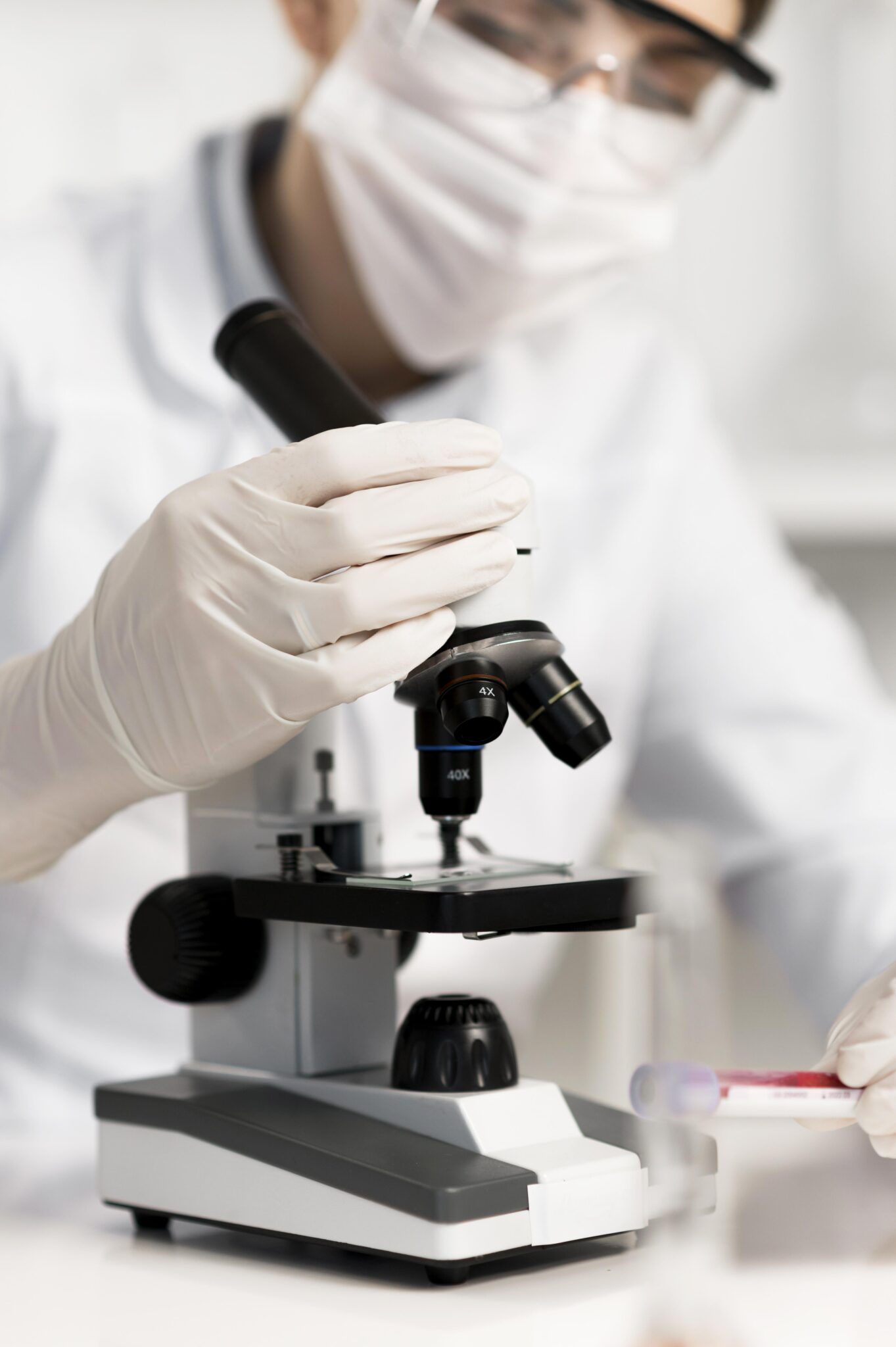 mujer que trabaja en el laboratorio de cerca